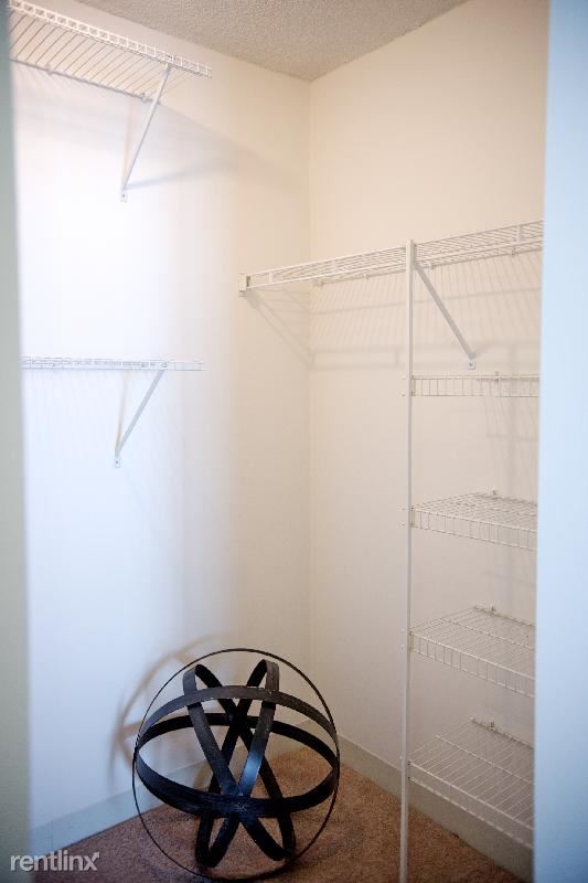 Building Photo - 7 E Delaware Pl