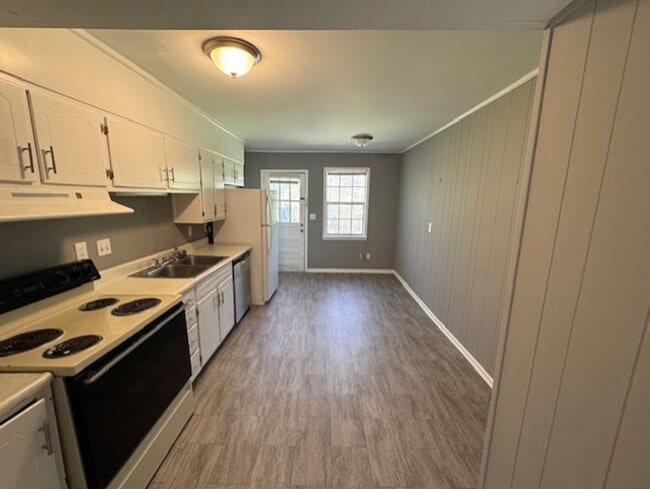 Building Photo - $0 SECURITY DEPOSIT MOVE IN SPECIAL THROUG...