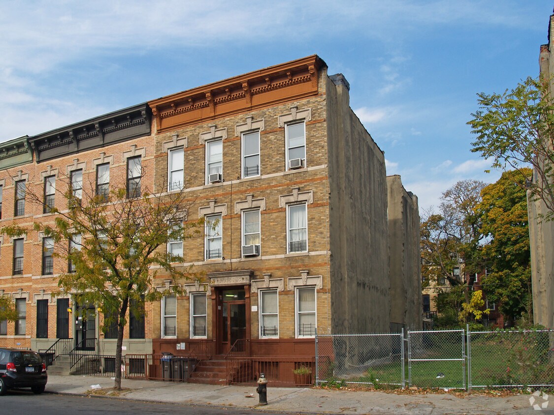 Primary Photo - 679 Halsey St