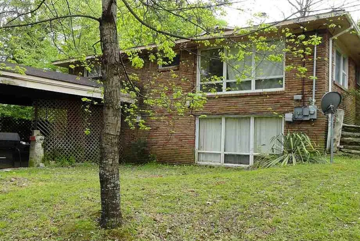 Foto del edificio - Move In Special-$300 Off First Month's Rent- Charming 4 BR/ 2 bath home with basement. New photos...