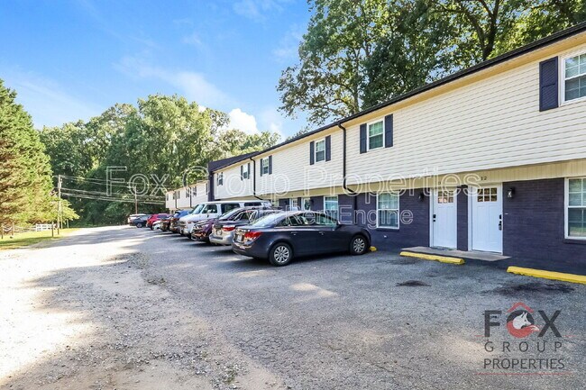 Building Photo - 300 Holly Cir