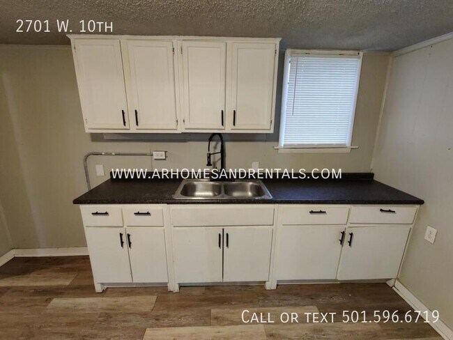 Foto del edificio - 2701 W. 10th | $895 | 3 beds, 1 full bath
