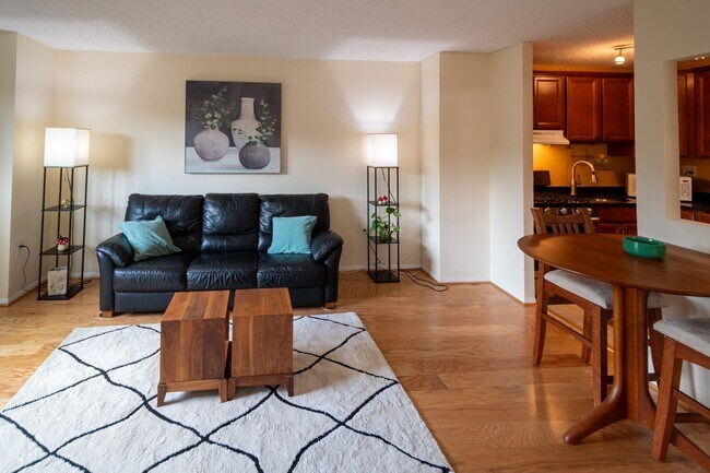Foto del edificio - Exceptional Location & Amenities Short-term furnished CONDO 1 bedroom lease FREE PARKING & FREE U...