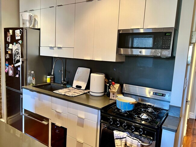 Foto del edificio - 273 W 10th St