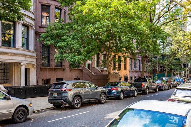 Building Photo - 38 W 69th St