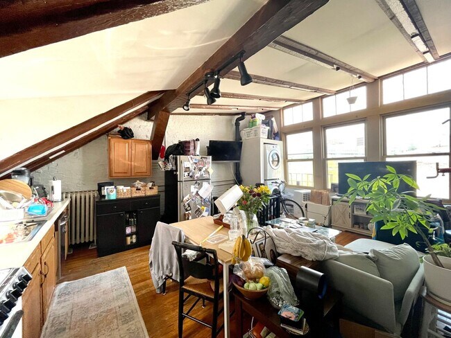Building Photo - Check out this 2 bed in Beacon Hill