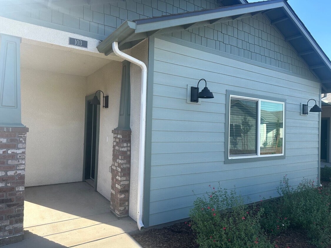 510 S Summit St Unit 510 S. Summit St. 103, Visalia, CA 93292 Room