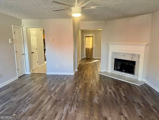 Foto del edificio - 5663 Windfall Ln