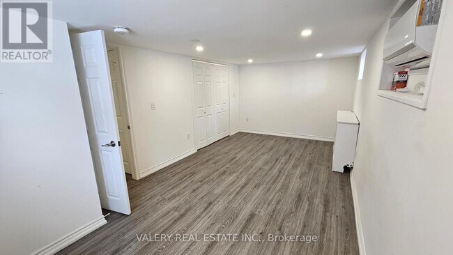 Photo du bâtiment - 55 Richardson Ave