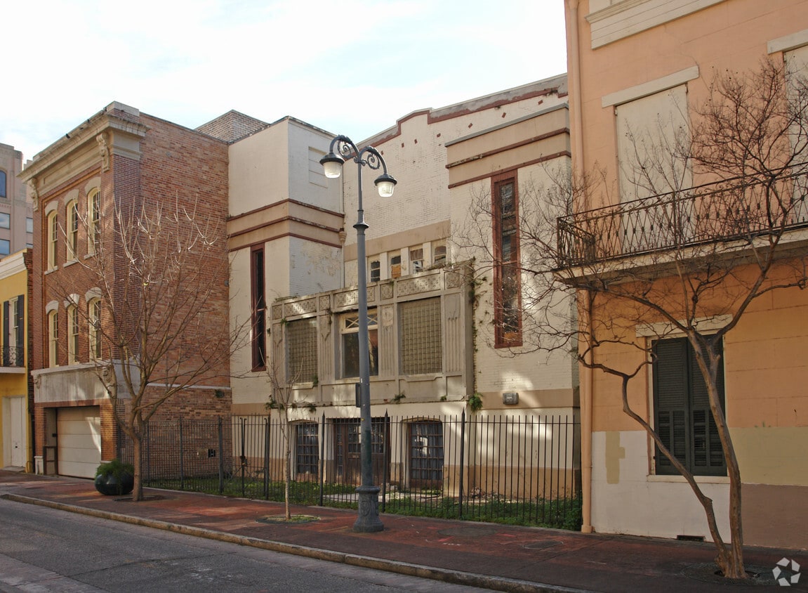 Primary Photo - 826 Lafayette St