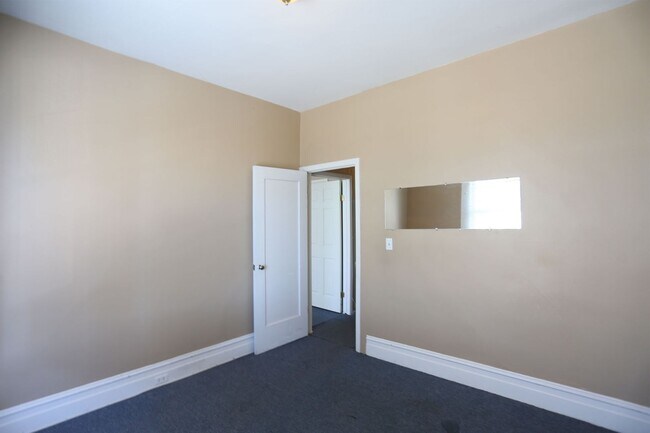 Foto del edificio - Spacious 3BR/1BA Full Floor Flat in North ...