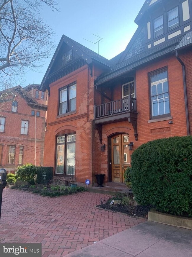 Building Photo - 256 Radcliffe St
