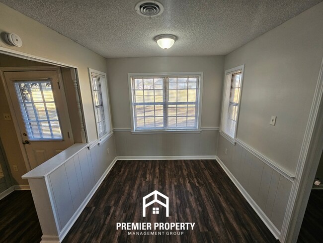 Foto del edificio - Newly Renovated 3BR Memphis Home w/ Vaulted Ceilings, Brick Fireplace & Covered Patio