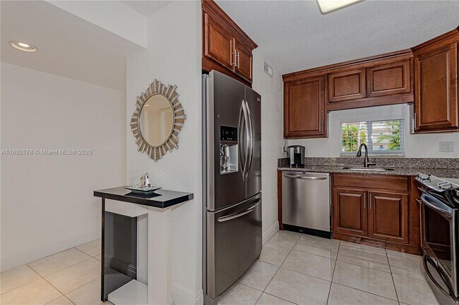 Foto del edificio - 9410 N Hollybrook Lake Dr