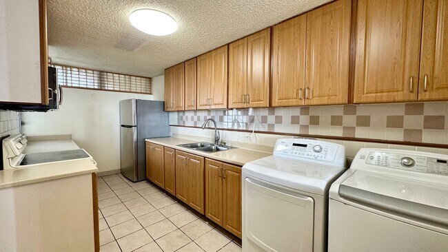 Foto del edificio - Available NOW - Ideally Located 2 Bedroom,...