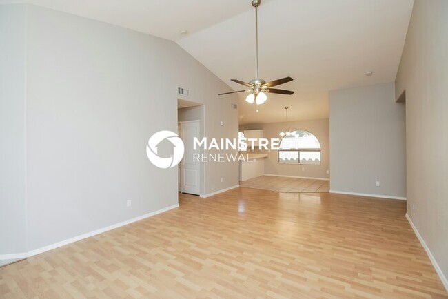 Building Photo - 588 E Devon Dr
