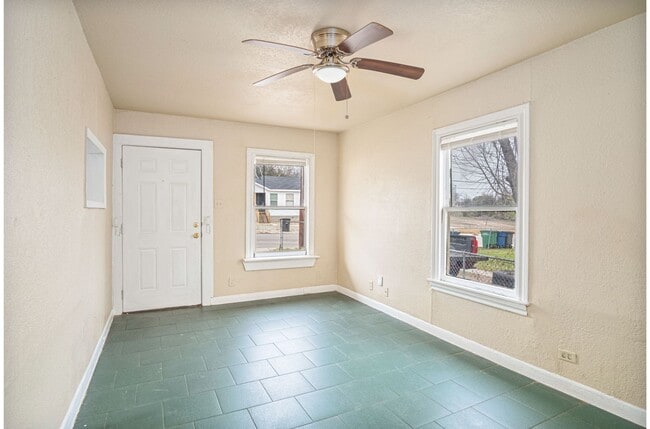 Photo - 928 Poinsettia St Apartment