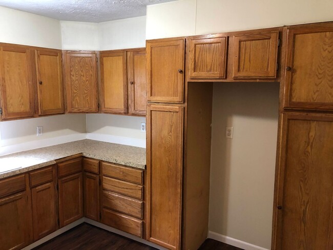Building Photo - 3 bed, 1 bath Home
