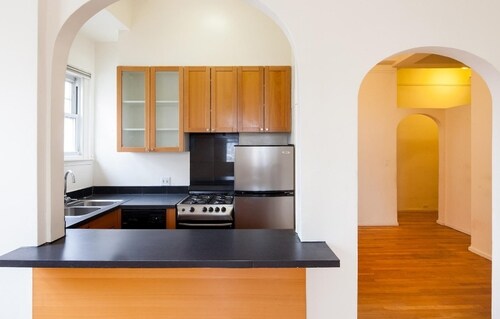 Foto del edificio - 319 W 12th St