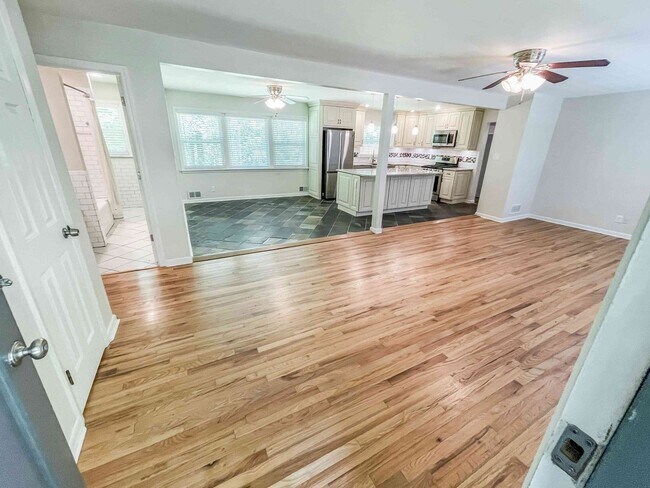 Foto del edificio - Renovated 3BR Brick Ranch - East Cobb