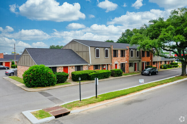 Building Photo - Towne Oaks South