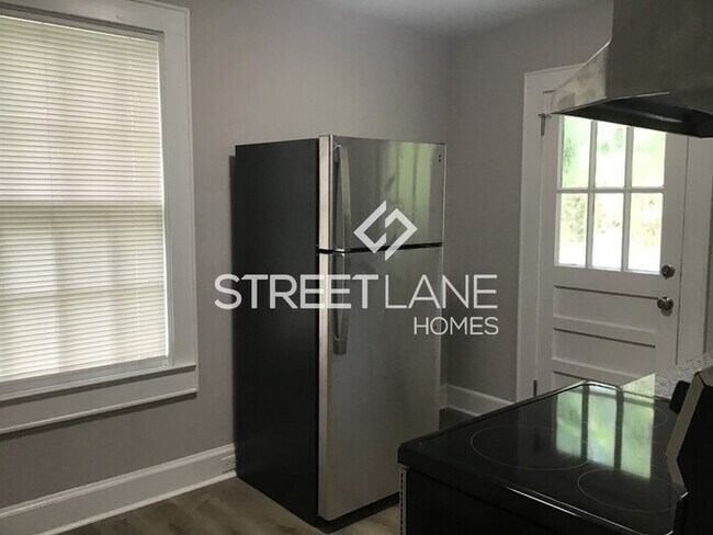 Foto del edificio - 1/2 MONTHS RENT FREE WITH A SIGNED LEASE B...