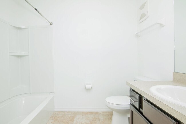 Foto del edificio - MOVE IN BY 6/30 and RECEIVE 2 WEEKS OFF YO...