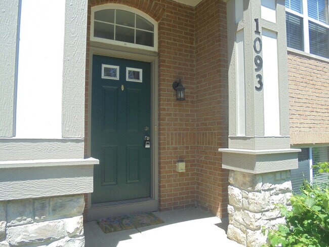 Foto del edificio - 1093 N Claremont Dr