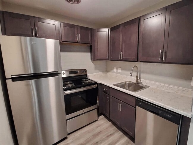 Building Photo - Courtview Square Apartments