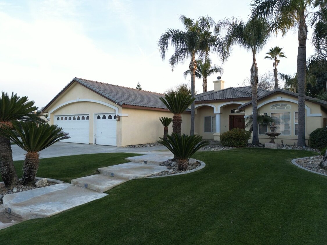 Foto principal - Spacious 4-Bed, 3-Bath Home with Full-Size...