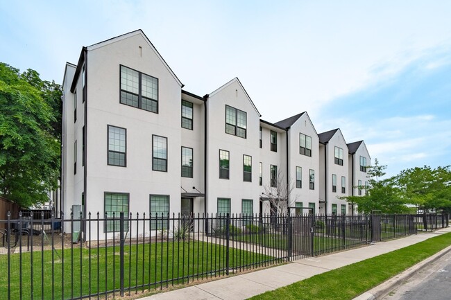 Gated Luxury Townhomes with yard + Roof Patio - Gated Luxury Townhomes with yard + Roof Patio