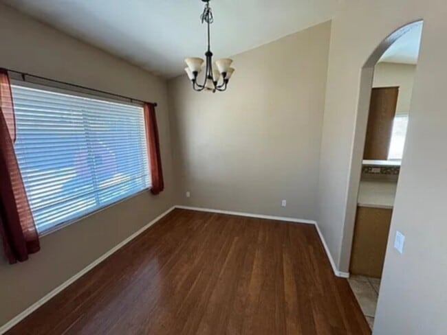 Building Photo - 671 E Kent Ave