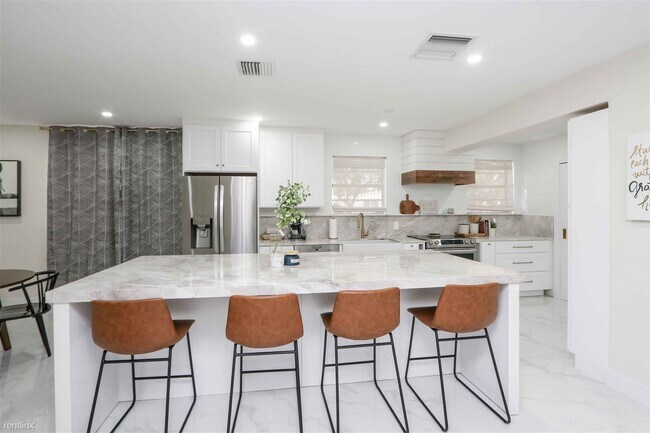 Foto del edificio - 3 br, 2 bath House - 18915 NW 44th Ct # 18915