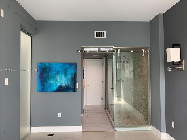 Foto del edificio - 720 NE 62nd St