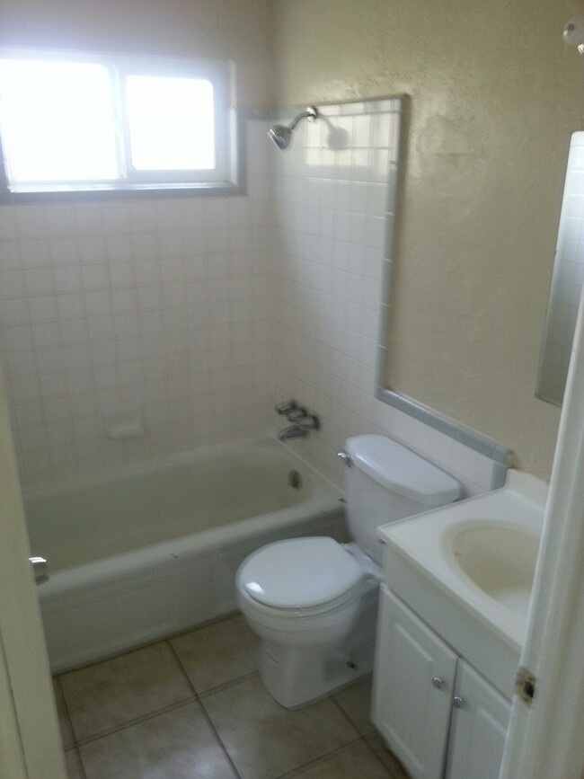 Building Photo - Cute 4 Bedroom Home Located in Kearns