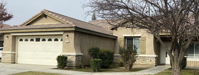 Building Photo - Spacious 4 Bedroom House