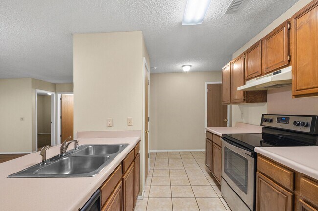 Foto del edificio - 3 Bedroom 2 Bath Duplex with Garage