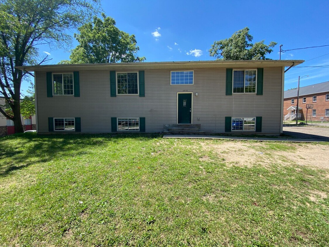 Primary Photo - 1210 California - 8 Bed/2 Bath Near WMU/K ...