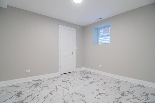 Foto del edificio - 2 bedroom in Chicago IL 60651