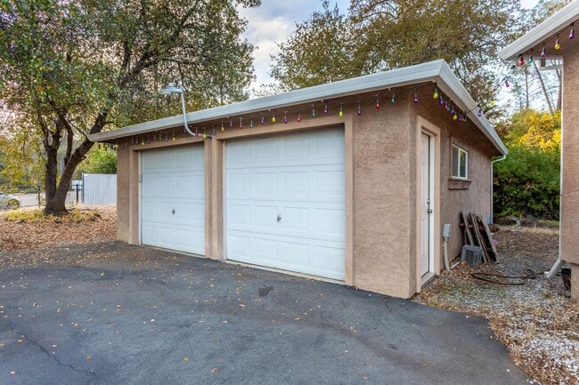 Building Photo - 3-bedroom, 2-bathroom home private setting!