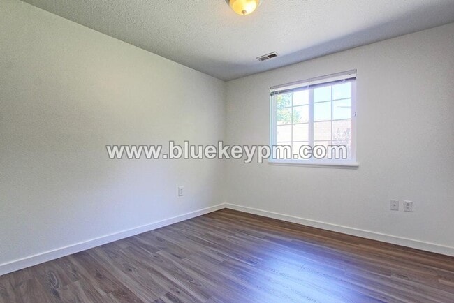 Building Photo - 3 Bed, 2 Baths Home in Orchards Neighborho...