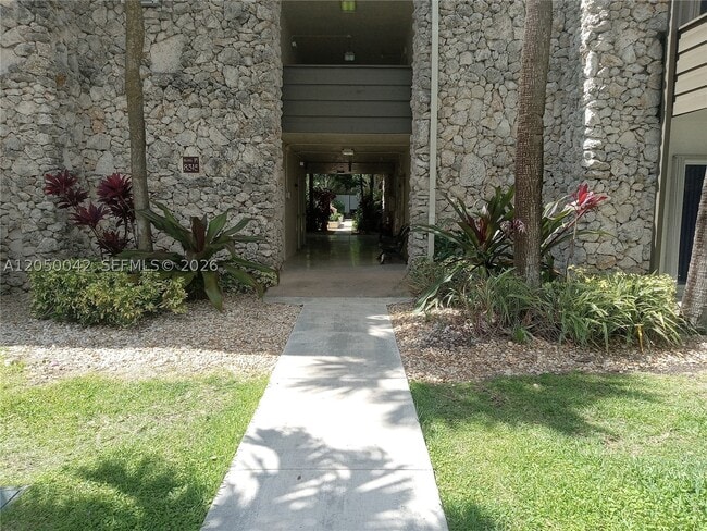 Foto del edificio - 8315 SW 72nd Ave