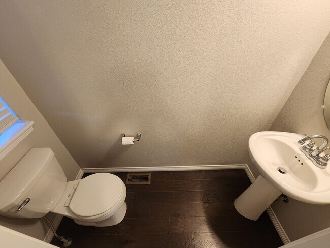 Foto del edificio - Stunning 3 Bed 3 Bath Home Near Peterson A...