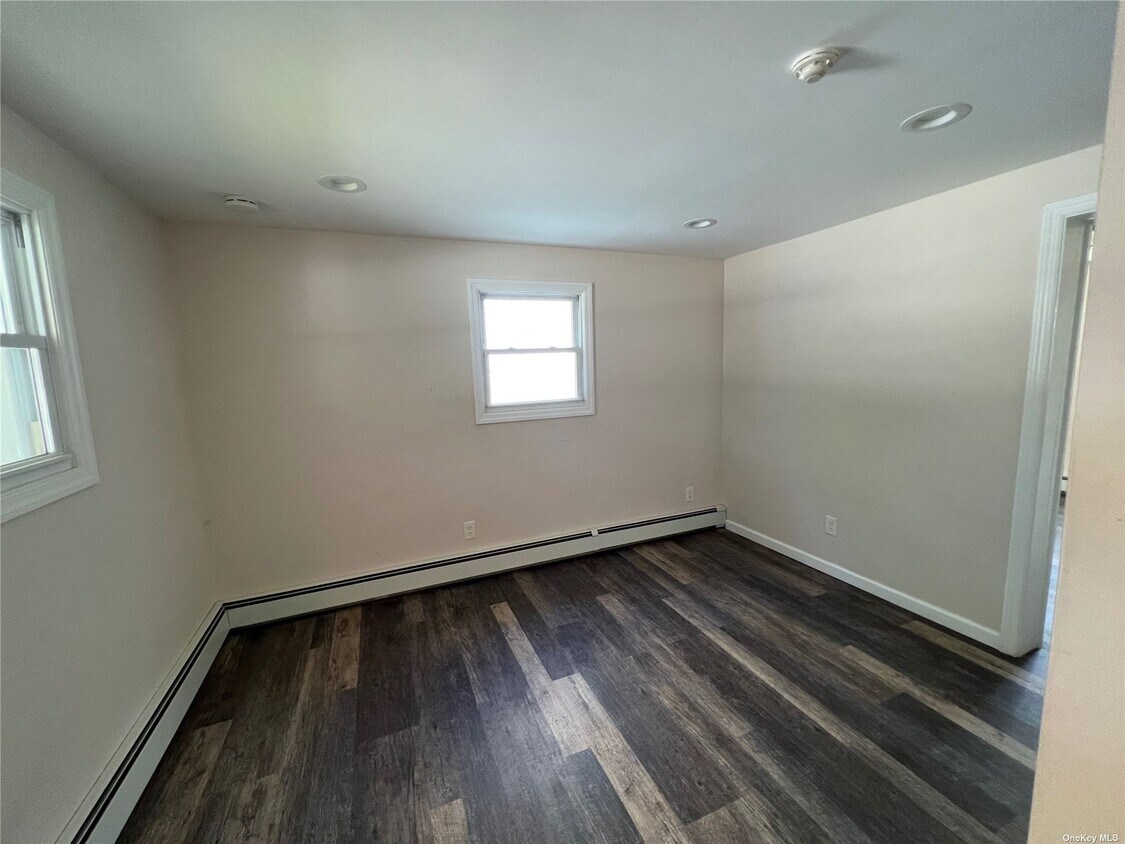 16 Bellport St Unit 7, East Patchogue, NY 11772 Room for Rent in East