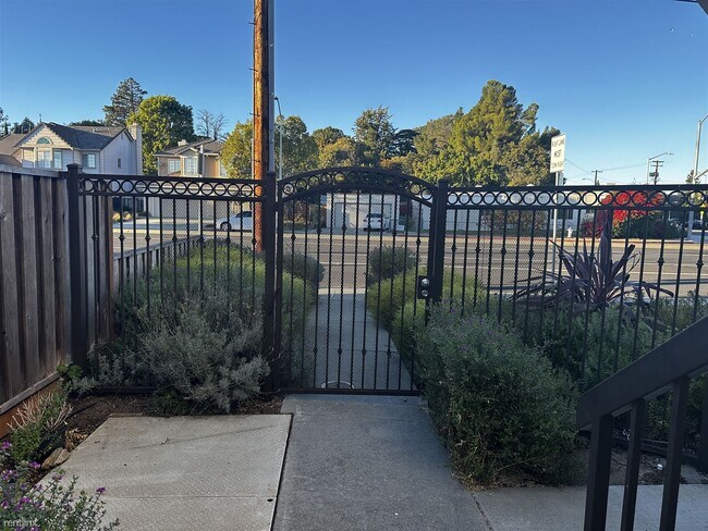 Building Photo - 2 br, 1.5 bath Townhome - 880 North Winche...