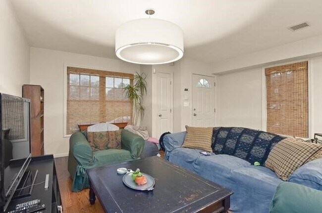 Foto del edificio - 214 Parker Hill Ave