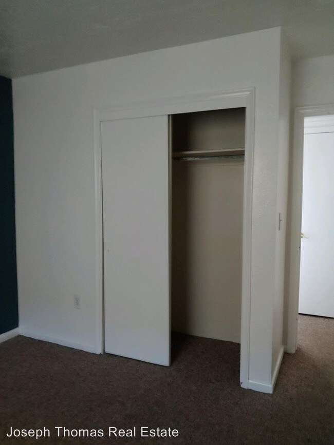 Building Photo - 261 S 300 E