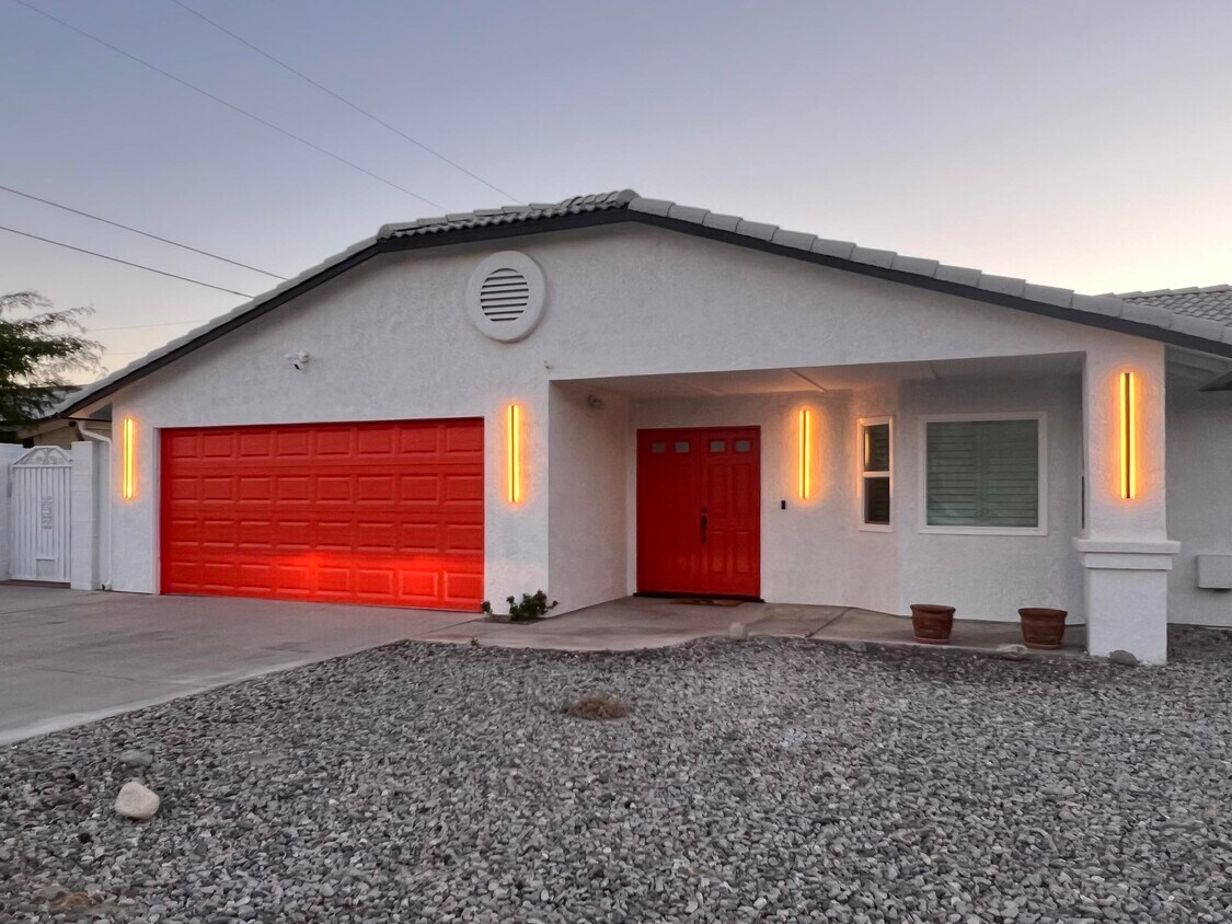 Primary Photo - 2212 N San Clemente Rd