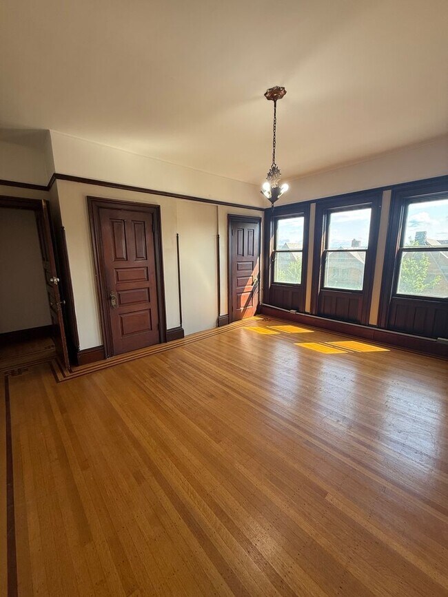 Building Photo - 409 Grand St