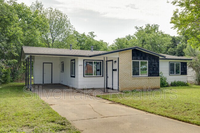 Foto del edificio - 2205 Carruthers Dr